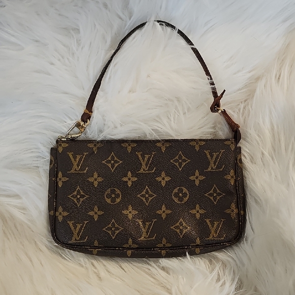 Louis Vuitton Handbags - Louis Vuitton Pochette